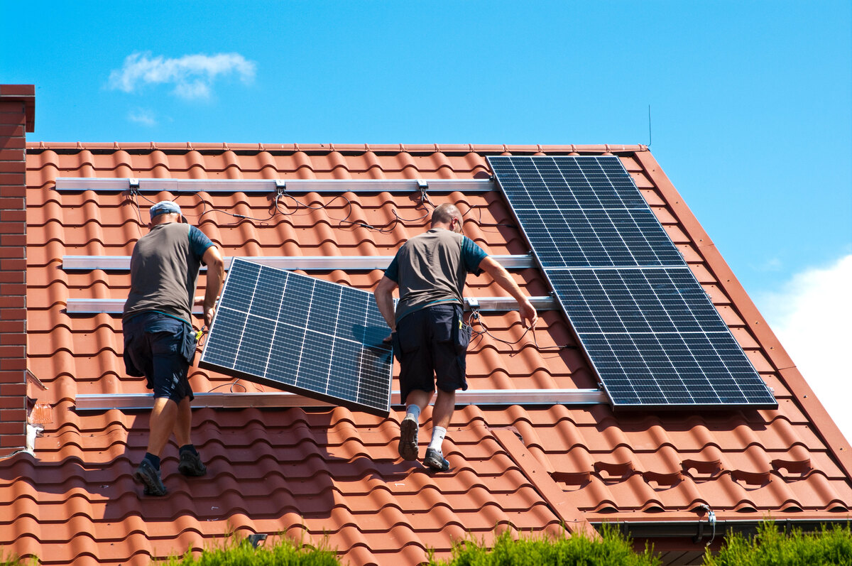 Energia Solar em Comunidades Carentes: Como Projetos Sociais Estão Levando Luz a Famílias
